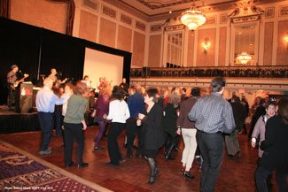 picture of crowd dancing to Sigs performance